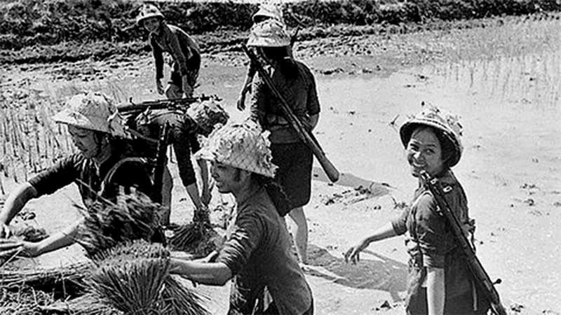 Các chiến sĩ khắc phục hậu quả chiến tranh, khôi phục sản xuất
